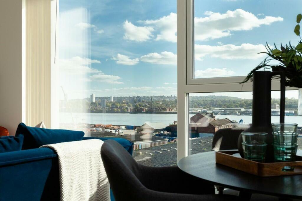 Deluxe Double Bed In Shared Apt Near Canary Wharf, City Airport & O2 Arena With Thames View London Eksteriør bilde