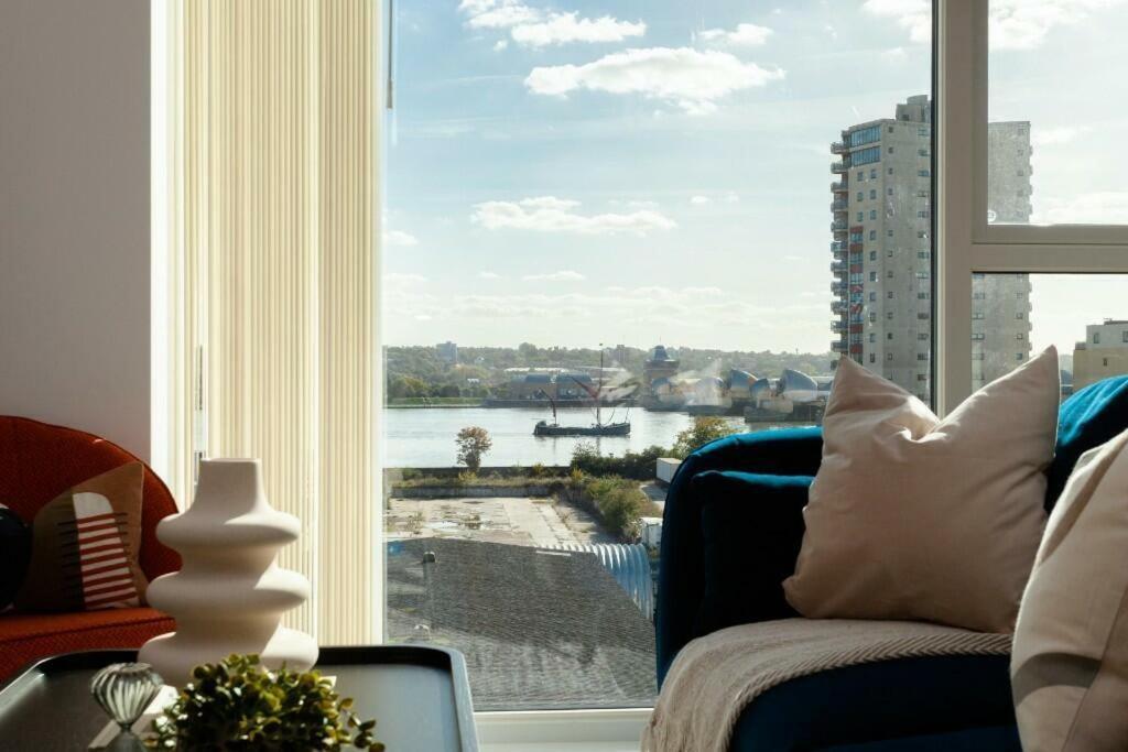 Deluxe Double Bed In Shared Apt Near Canary Wharf, City Airport & O2 Arena With Thames View London Eksteriør bilde