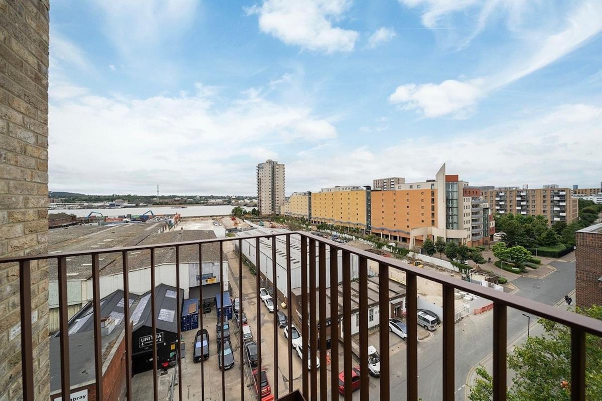 Deluxe Double Bed In Shared Apt Near Canary Wharf, City Airport & O2 Arena With Thames View London Eksteriør bilde